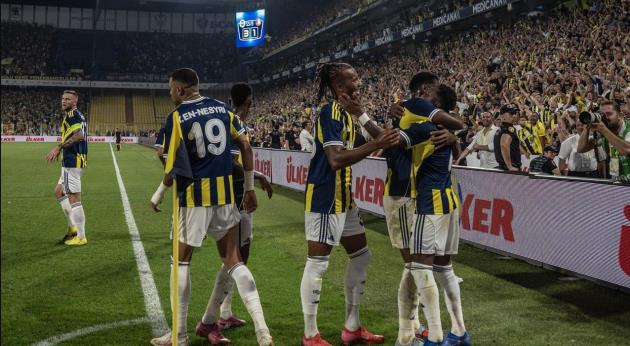 Fenerbahce giành chiến thắng tưng bừng.