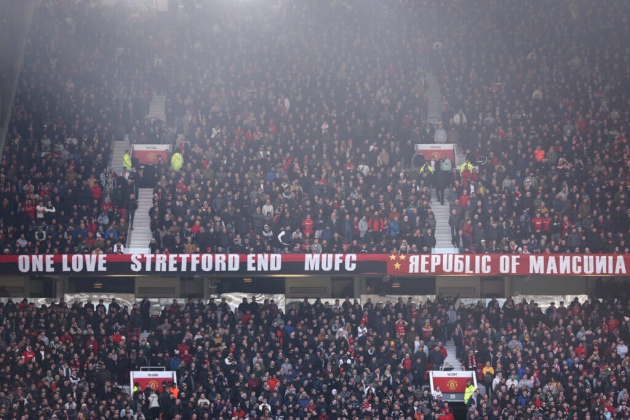 Không khí sân Old Trafford sôi động trở lại trong trận đấu với Arsenal