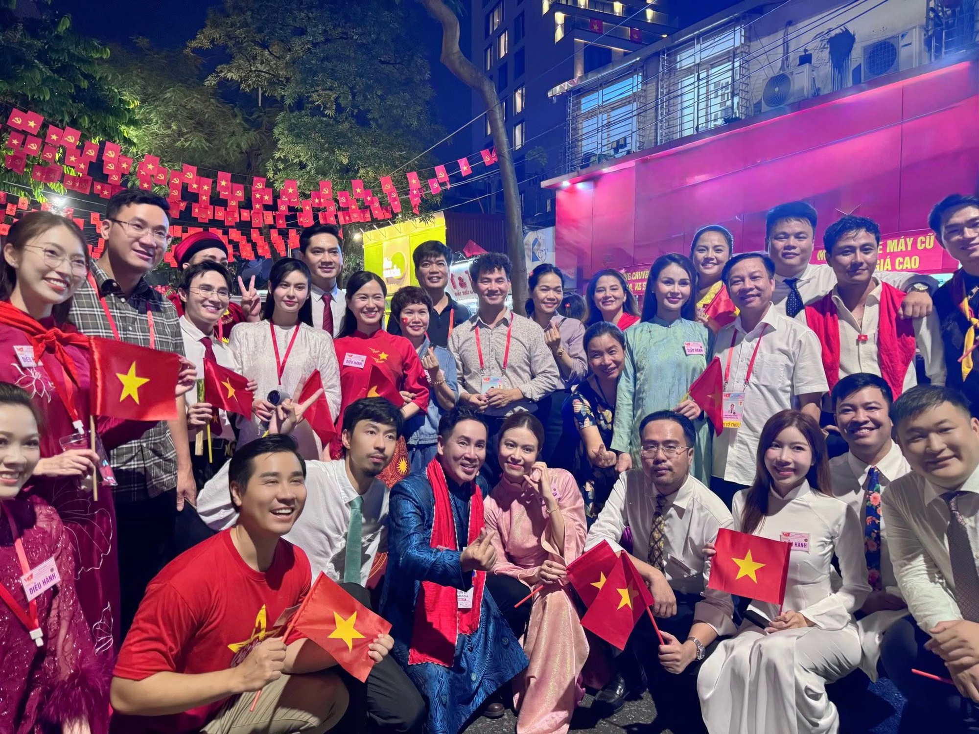 NSND Xuân Bắc luôn trực tiếp có mặt, đồng hành cùng các hoạt động của dàn nghệ sĩ trong những ngày qua
