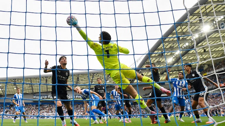 James Trafford thực hiện pha cứu thua xuất sắc