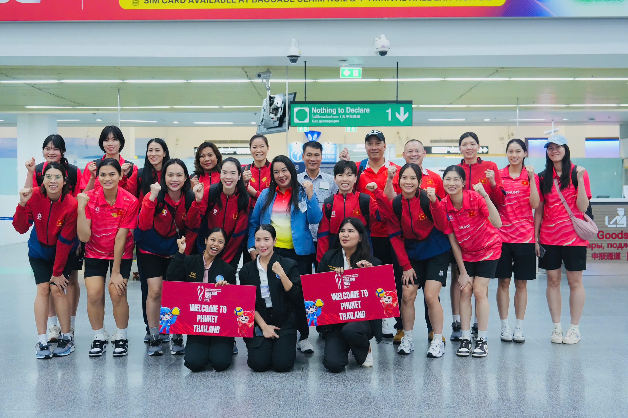 Tuyển bóng chuyền nữ Việt Nam tại sân bay ở Thái Lan
