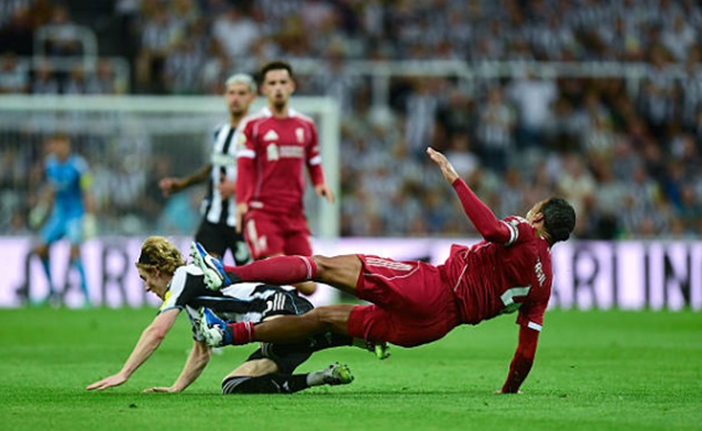 Van Dijk chia sẻ về thẻ đỏ của Gordon