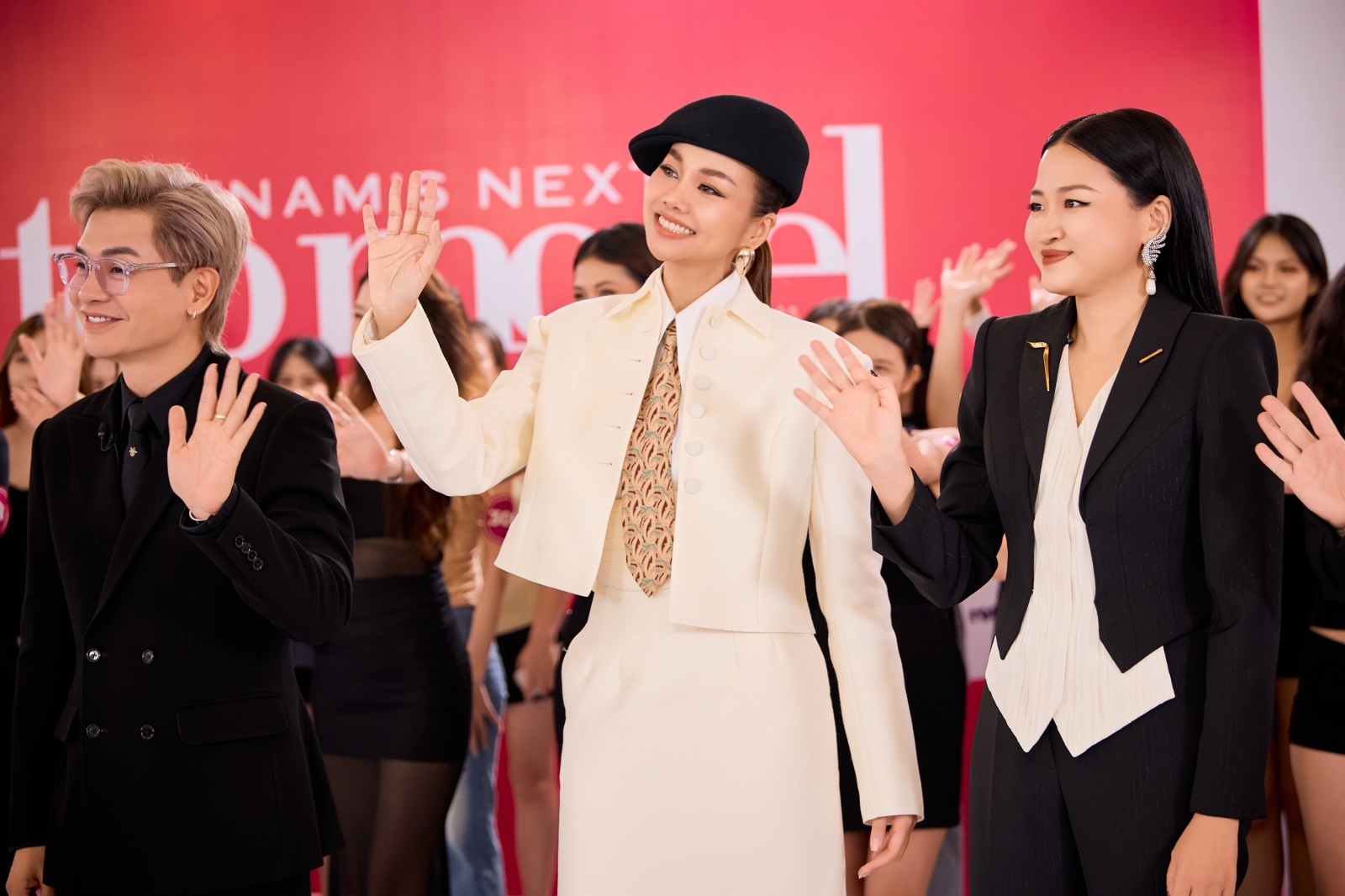 Sau Nam Trung, thêm 1 giám khảo rời 