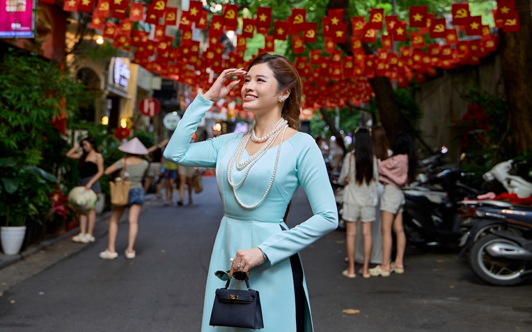 Phan Hoàng Thu trong tà áo dài trắng trên phố Hà Nội