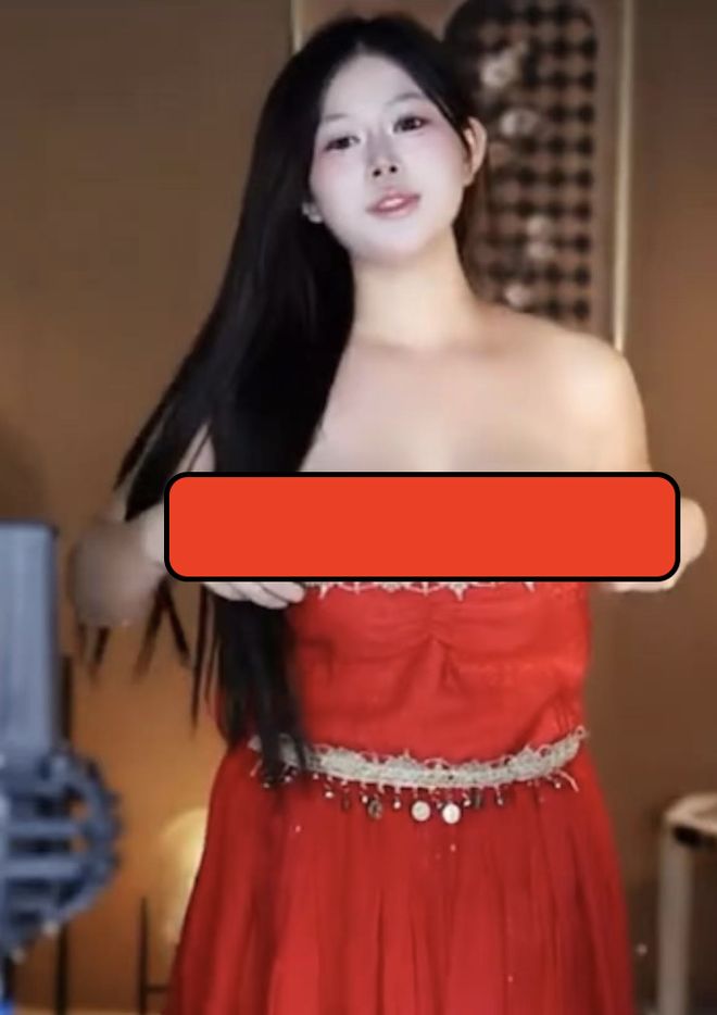 Nữ streamer gặp sự cố hớ hênh khi nhảy mừng donate