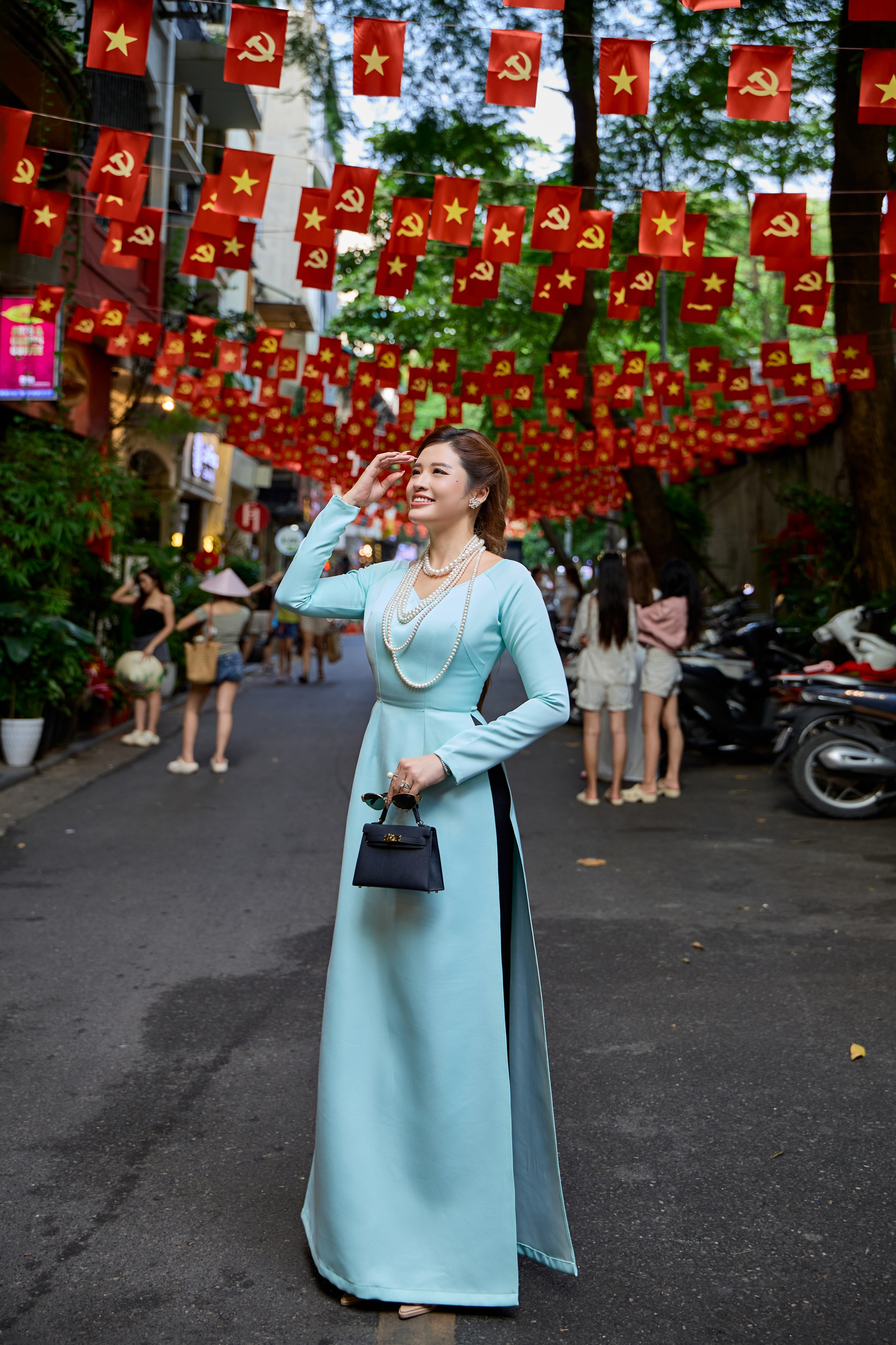 Hoa hậu Phan Hoàng Thu khoe sắc phố cổ Hà Nội