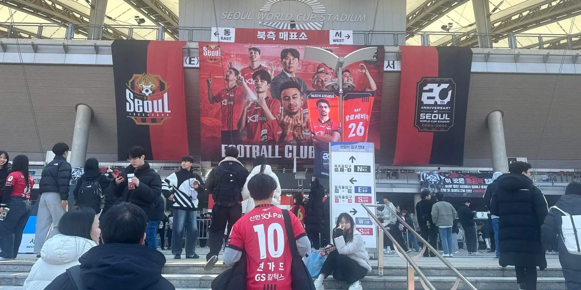 Hàng ngàn người hâm mộ đến chào mừng ngôi sao Lingard