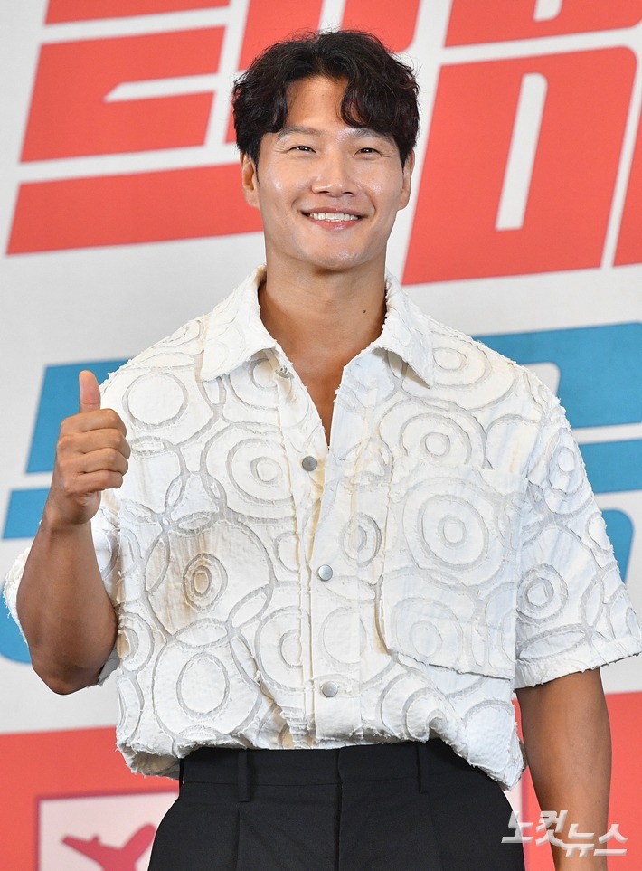 Hôn thê của Kim Jong Kook được tiết lộ kém anh 11 tuổi, là CEO của 1 công ty mỹ phẩm