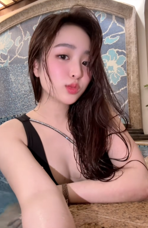 Lê Phương Anh diện bikini quay clip viral