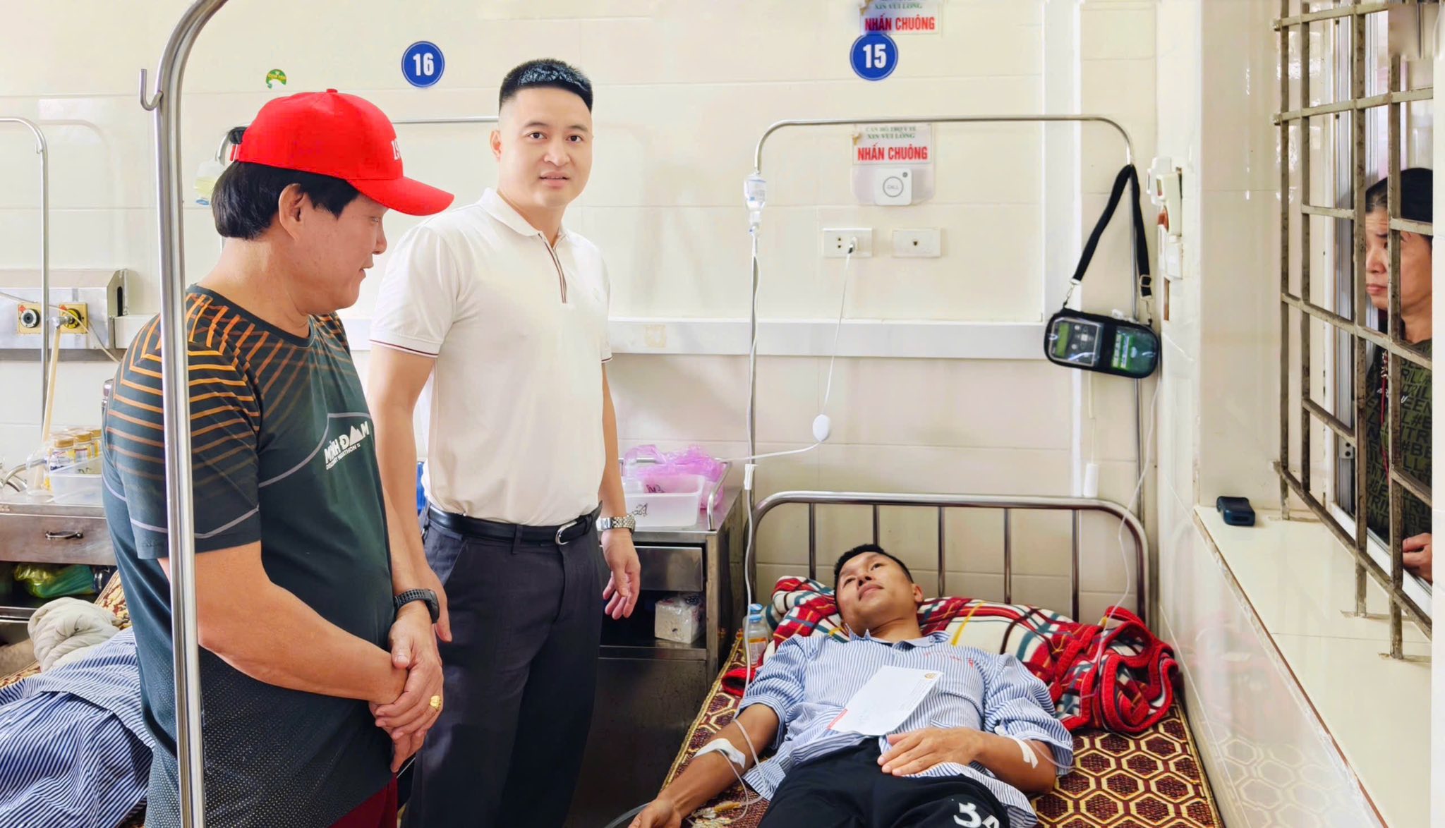 Đại diện CLB Hồng Lĩnh Hà Tĩnh thăm tiền vệ Ngọc Tân