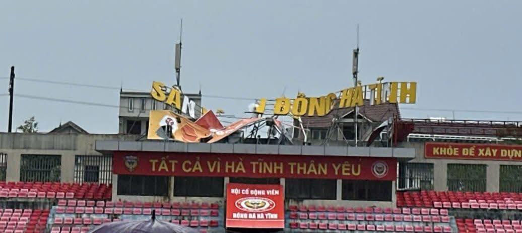 Sân Hà Tĩnh chịu ảnh hưởng của cơn bão số 5, BTC yêu cầu các CLB chủ động cập nhật tình hình - Ảnh 1.