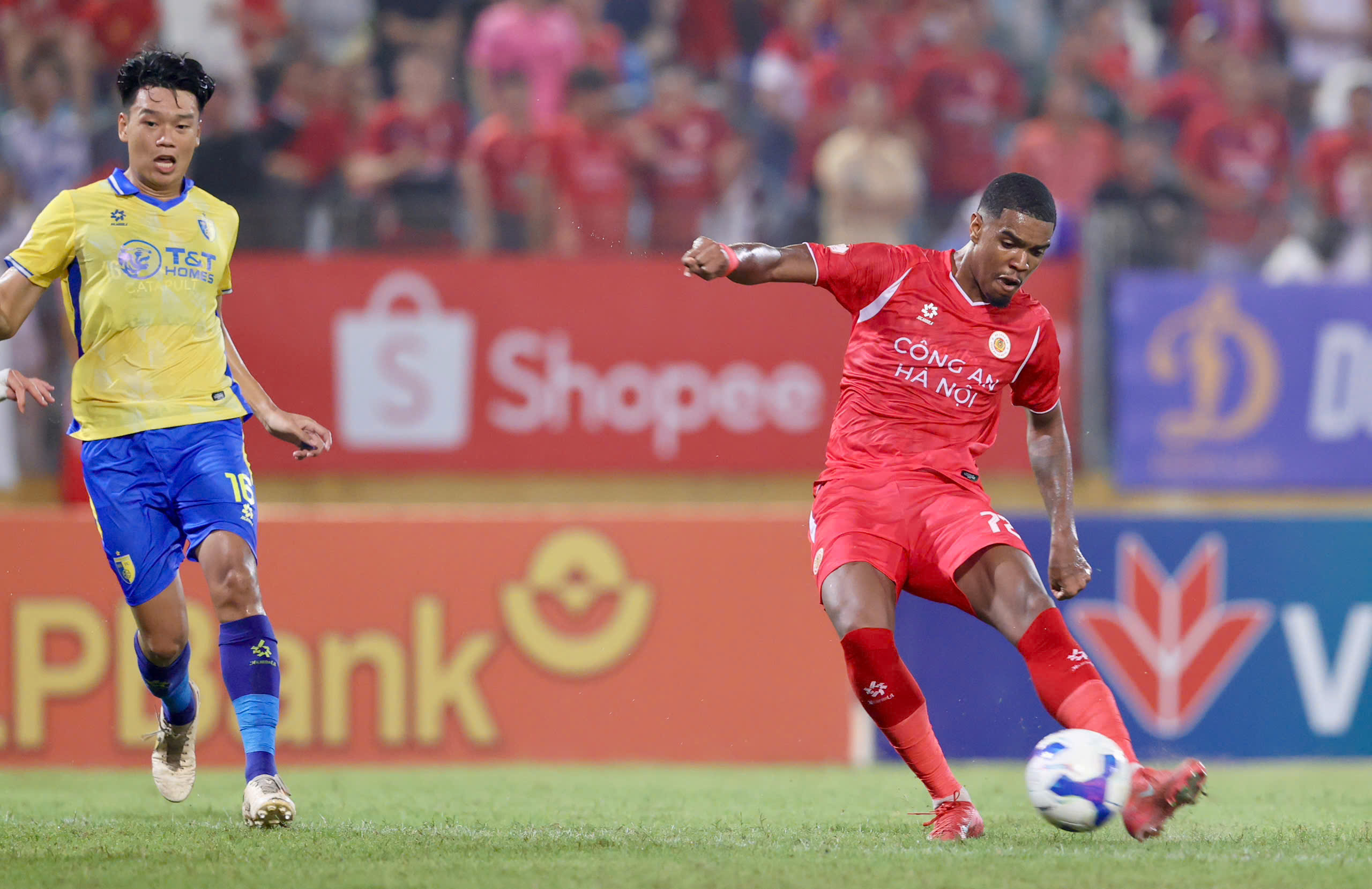 Alan đã trừng phạt hàng thủ lỏng lẻo mắc nhiều sai lầm của Hà Nội FC bằng cú hattrick.