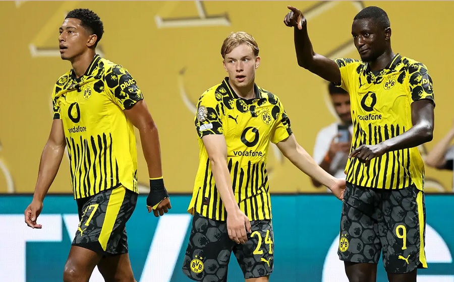 Guirassy (phải) là chân sút hàng đầu của Dortmund