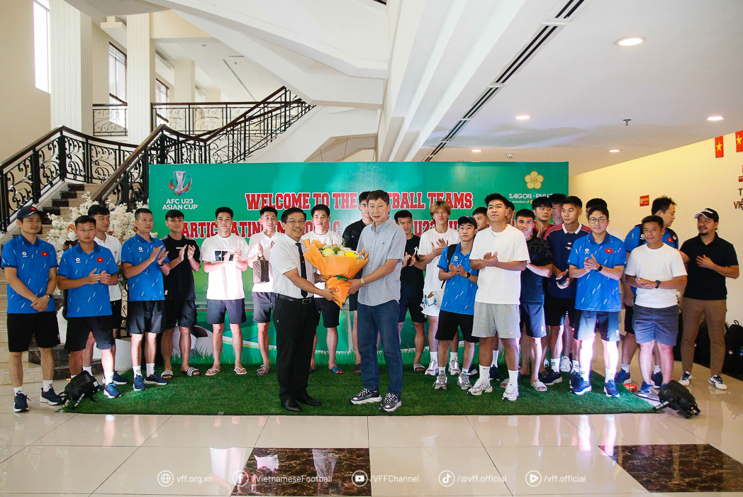Thầy trò HLV Kim Sang Sik được chào đón nhiệt tình tại Phú Thọ