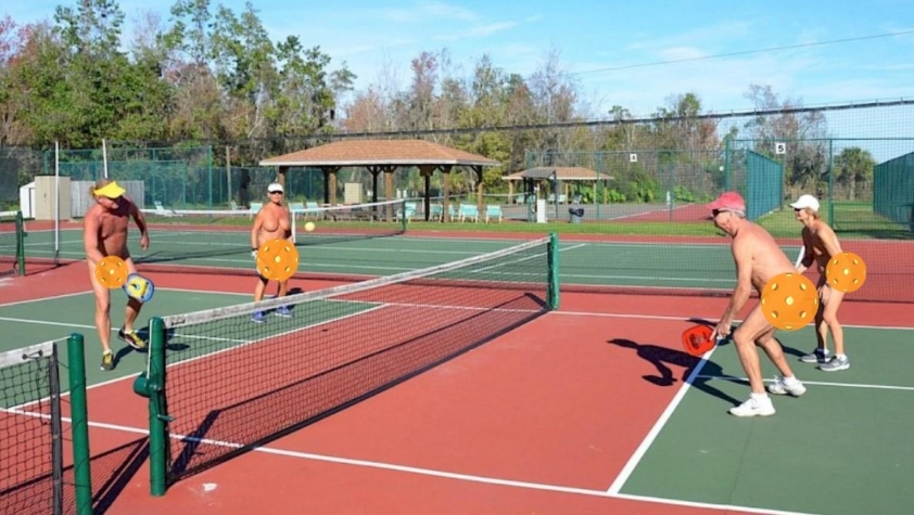 Hình ảnh người chơi pickleball khỏa thân