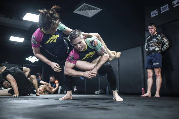 Cô gái văn phòng đấu tập MMA với nam võ sĩ