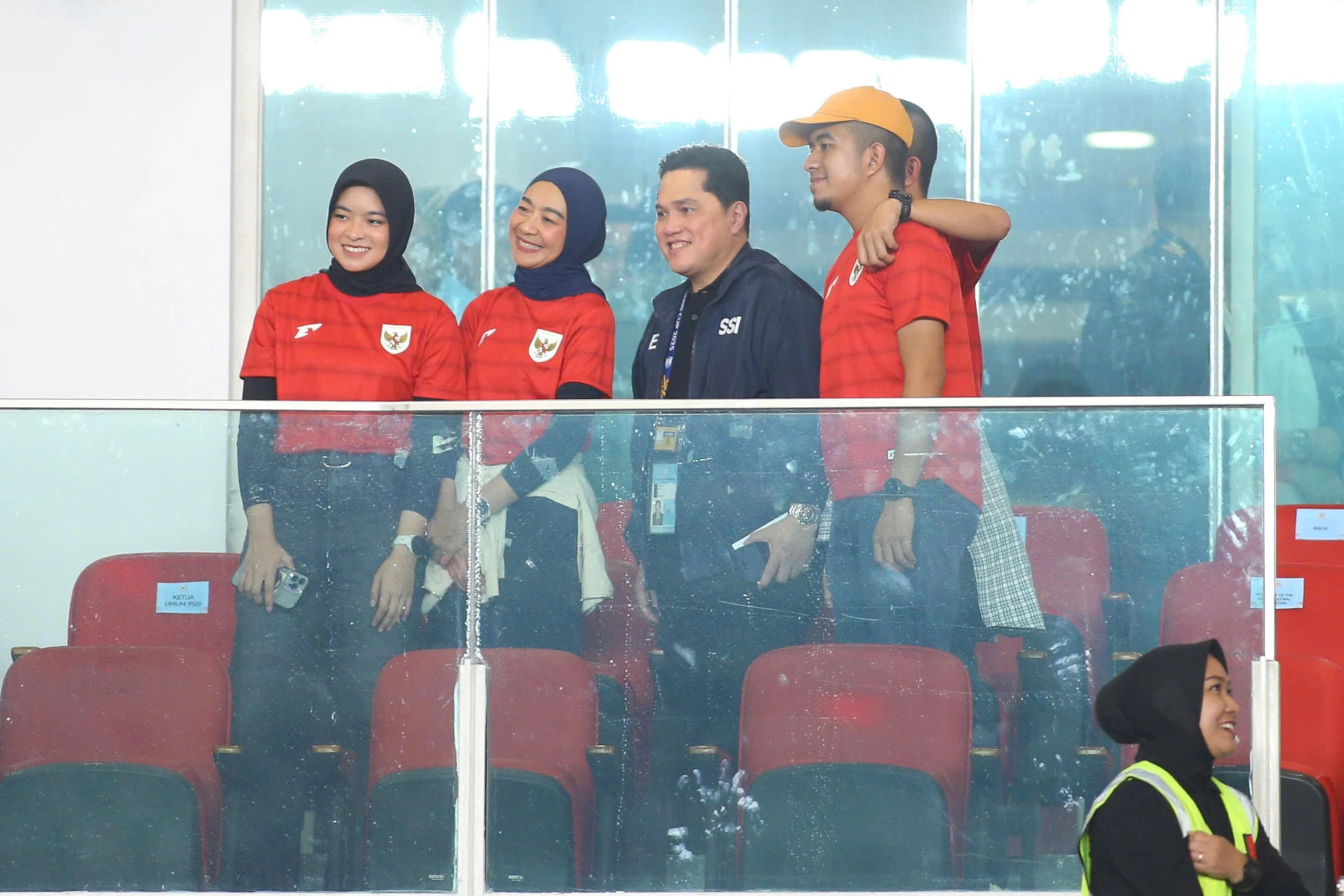 Chủ tịch Liên đoàn Bóng đá Indonesia (PSSI), ông Erick Thohir (áo đen)