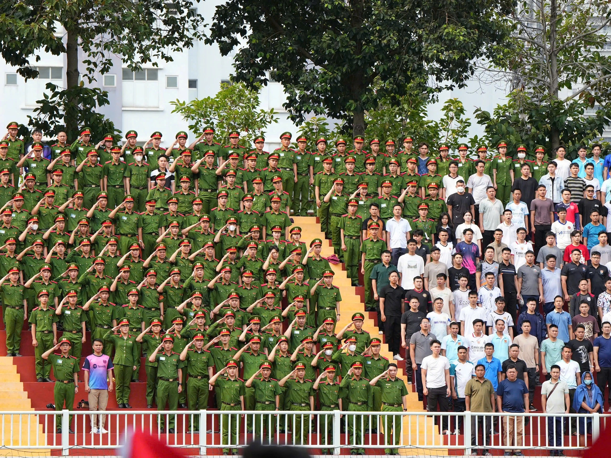 Khán đài sân Trường ĐH Tôn Đức Thắng chật kín khán giả