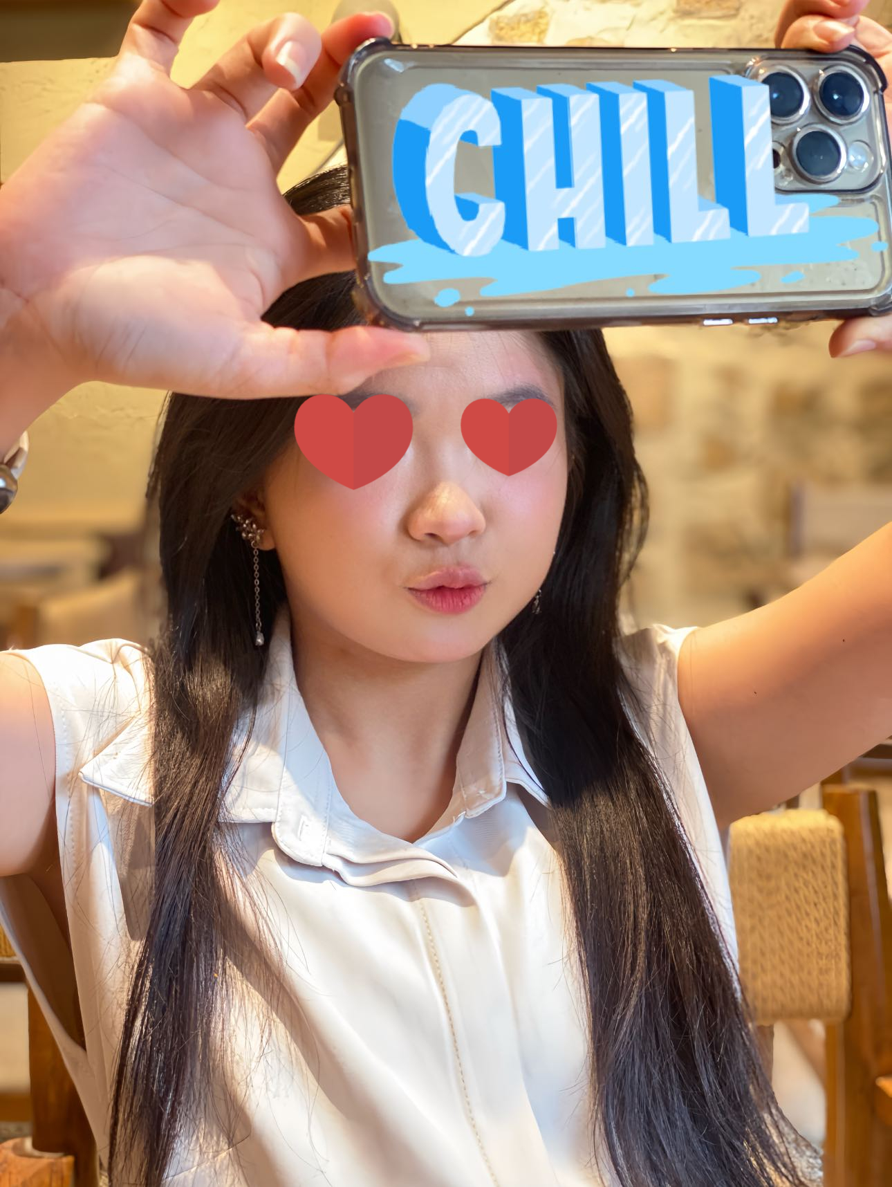 'Bạo tay' kéo áo khoe nội y hờ hững, một gái xinh TikTok nhận phản ứng trái chiều- Ảnh 2.
