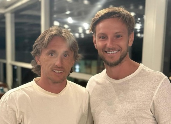 Rakitic và Modric. Rakitic và Modric.