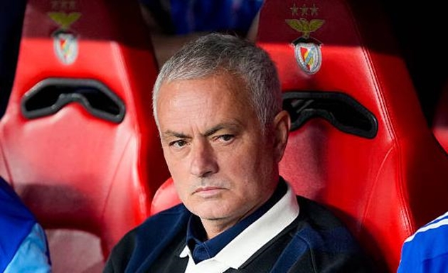 Jose Mourinho bị sa thải khỏi Fenerbahce