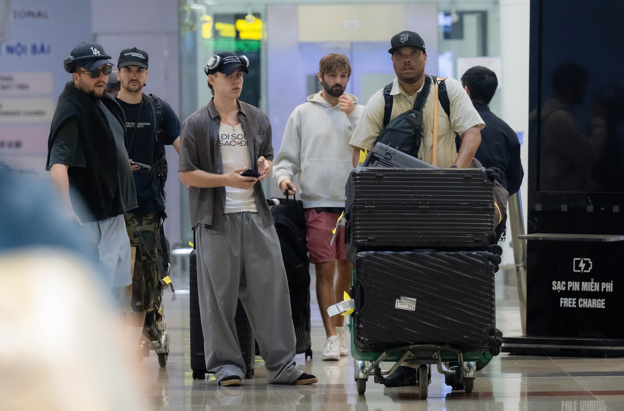 'Hoàng tử tạo hit với Justin Bieber' đổ bộ Nội Bài, bay cùng chuyến với 1 sao Việt cực đặc biệt!- Ảnh 5.