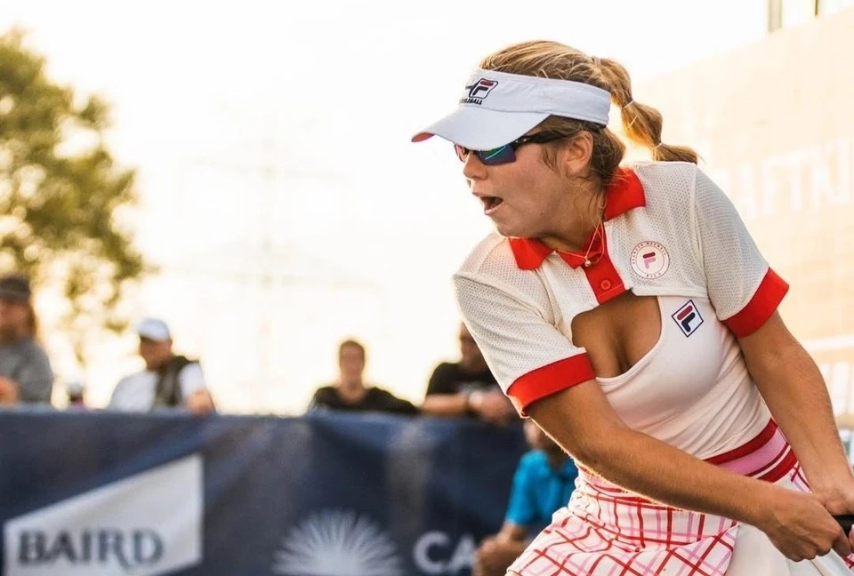 Vận động viên đang tranh cãi trong trận đấu pickleball