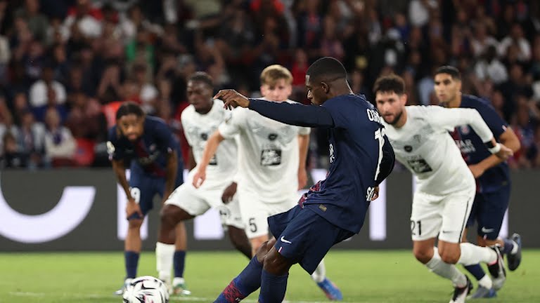 Dembela bỏ lỡ cơ hội mở tỷ số từ chấm 11m.