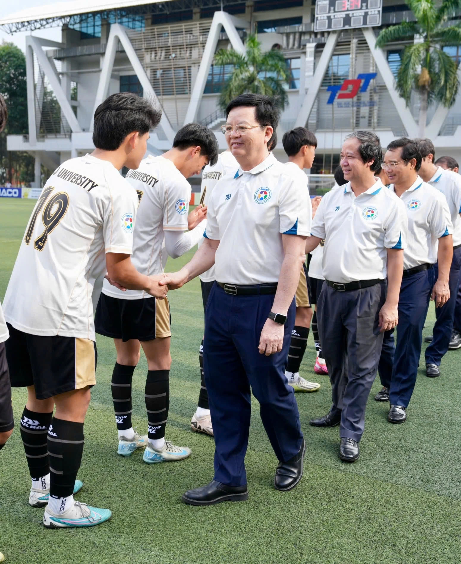 Ông Mai Văn Chính, Ủy viên T.Ư Đảng, Phó thủ tướng Chính phủ; PGS-TS Nguyễn Kim Sơn, Ủy viên T.Ư Đảng, Bộ trưởng Bộ GD-ĐT; ông Nguyễn Văn Được, Ủy viên T.Ư Đảng, Phó bí thư Thành ủy, Chủ tịch UBND TP.HCM, cùng nhiều khách quý xuống sân động viên hai đội