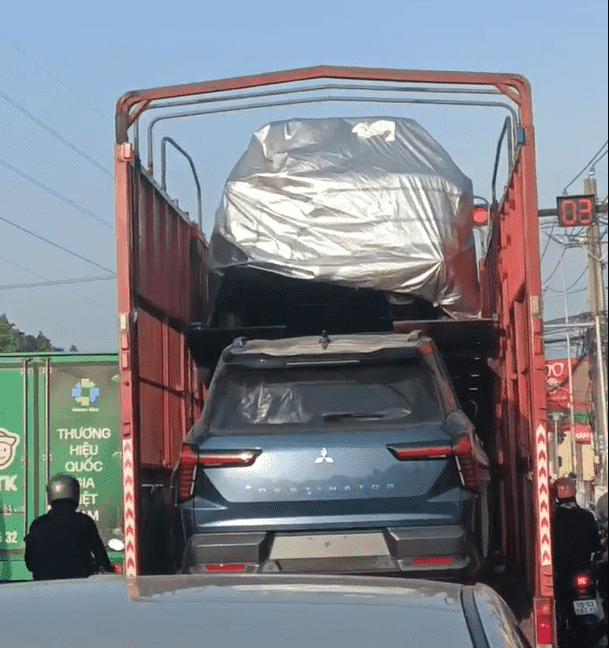 Mitsubishi Destinator trên xe vận chuyển tại Việt Nam