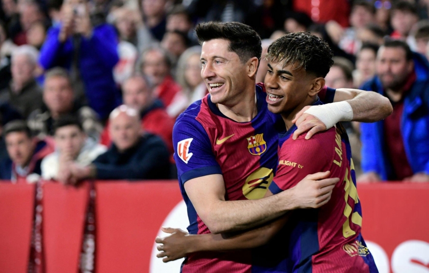 Lamine Yamal và Robert Lewandowski