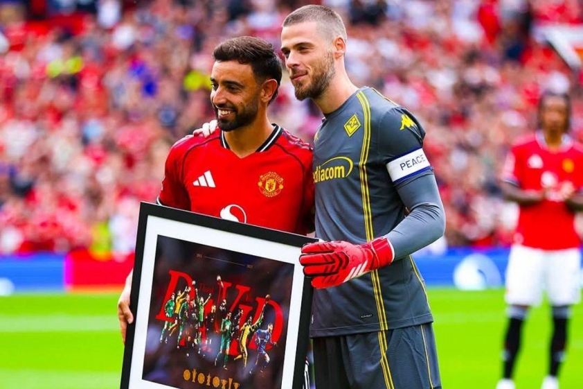 Bruno Fernandes trao quà cho De Gea