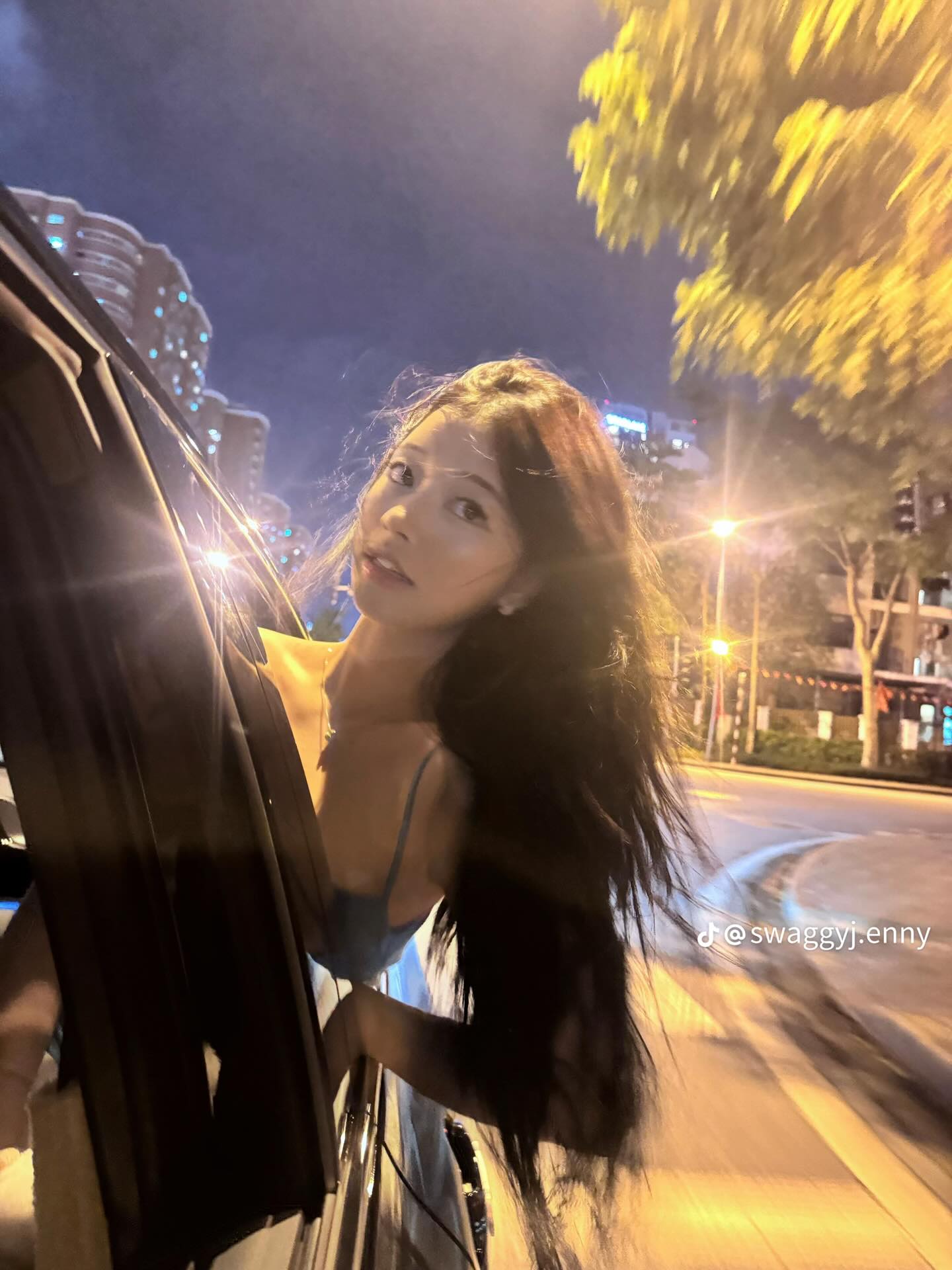 Jenny thò nửa người ra ngoài xe