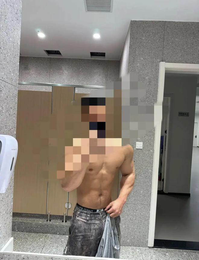 Streamer nổi tiếng đăng nội dung nhạy cảm gây tranh cãi