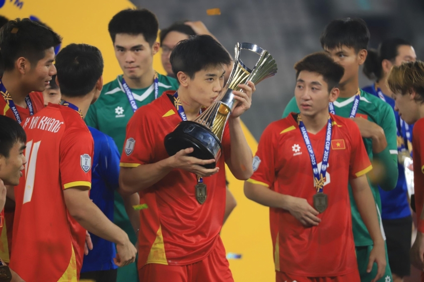 Đình Bắc ăn mừng bàn thắng