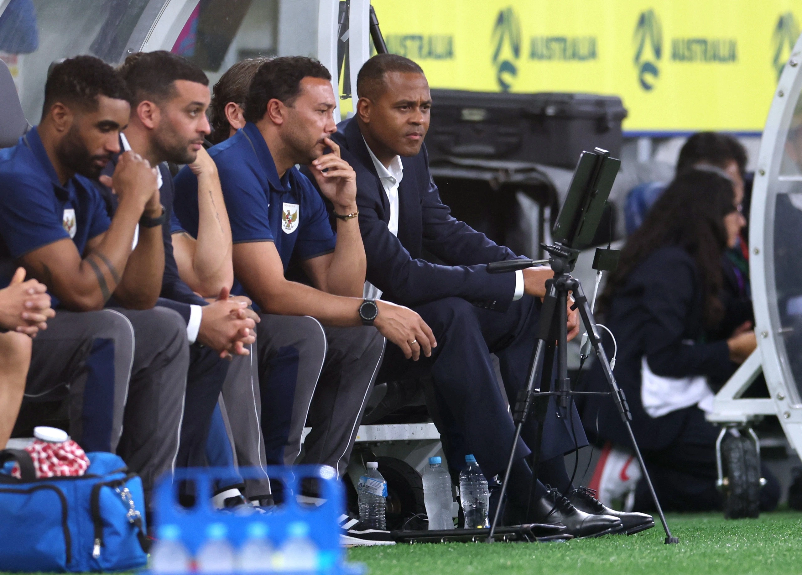 HLV Kluivert (bìa phải) đối mặt nhiều thử thách ở đội tuyển Indonesia tại vòng loại thứ tư World Cup 2026 khu vực châu Á