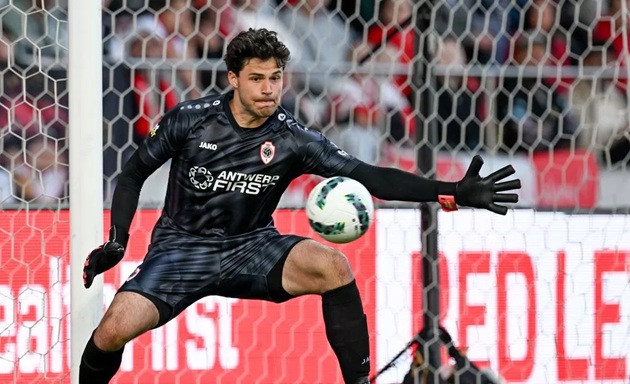 Man Utd tập trung ký hợp đồng với Senne Lammens