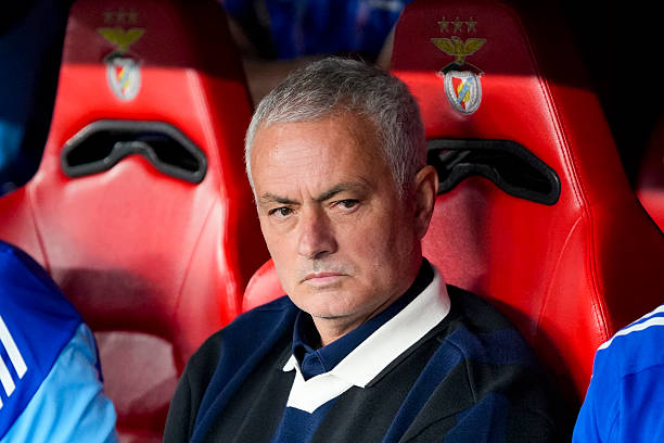 HLV Jose Mourinho với biểu cảm điềm tĩnh