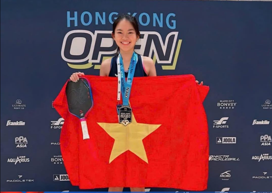 Jolie Lam ăn mừng chiến thắng