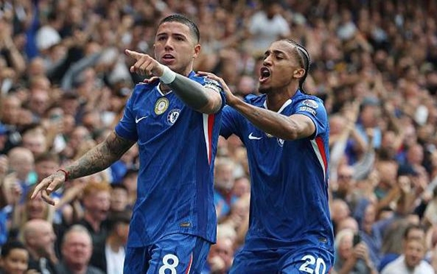 Chelsea chiến thắng nhưng đầy tranh cãi trước Fulham