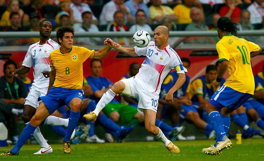 Zidane trình diễn một trận đấu xuất thần trước các ngôi sao Brazil.