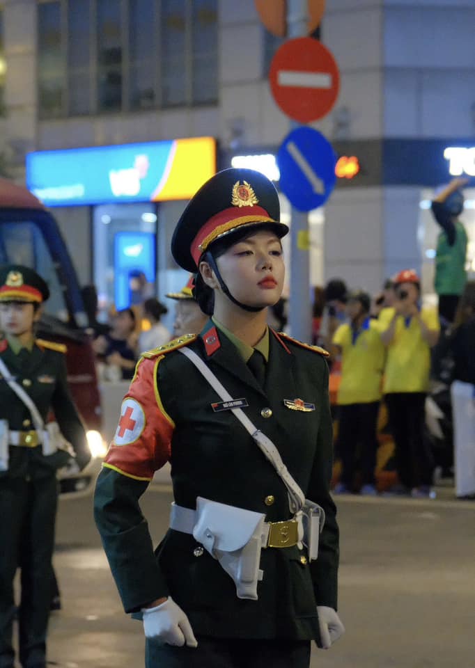 Nữ trung úy Ngô Lâm Phương trong buổi diễu binh