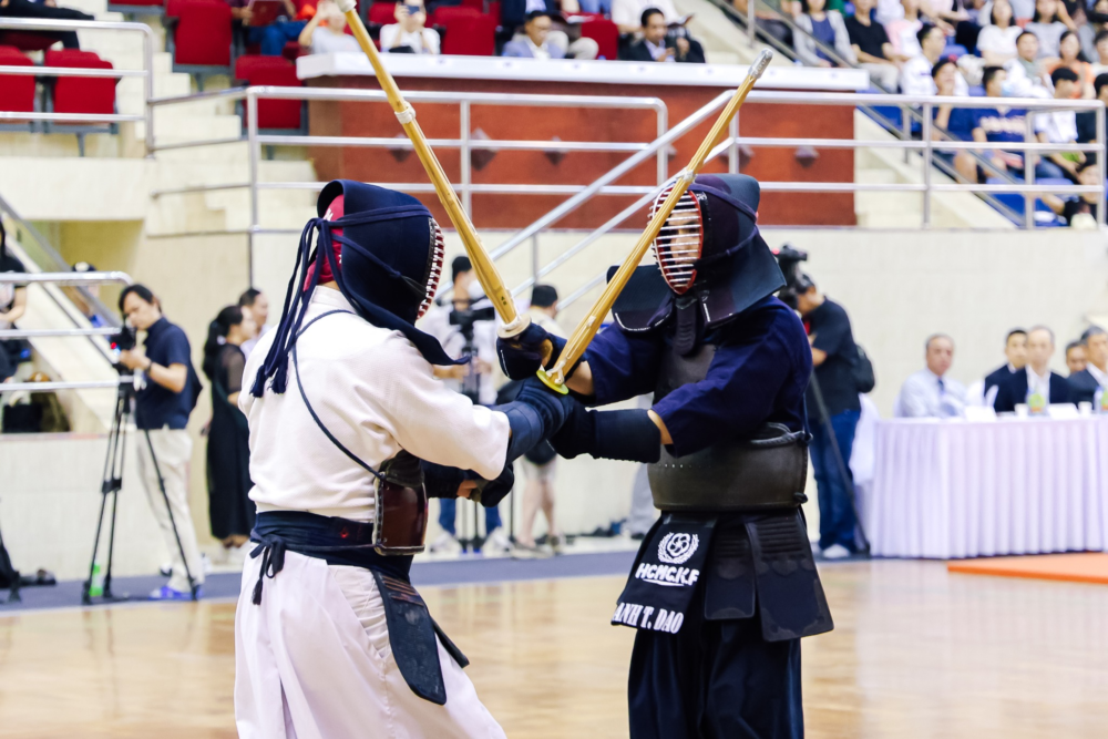 Ban tổ chức kiểm tra sân bãi thi đấu Kendo