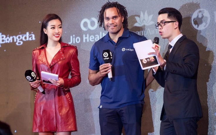 Karembeu (giữa) là cựu danh thủ của Real Madrid, thuộc thế hệ vàng của đội tuyển Pháp bên cạnh những Zidane, Deschamp...