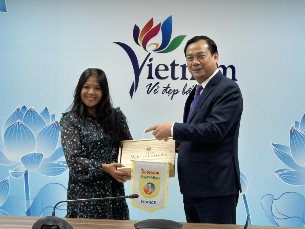 Trao quà lưu niệm