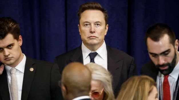 Elon Musk bên chiếc xe Tesla