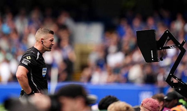 Trọng tài Robert Jones trong trận Chelsea vs Fulham