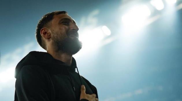 Gianluigi Donnarumma rời PSG trong nước mắt.