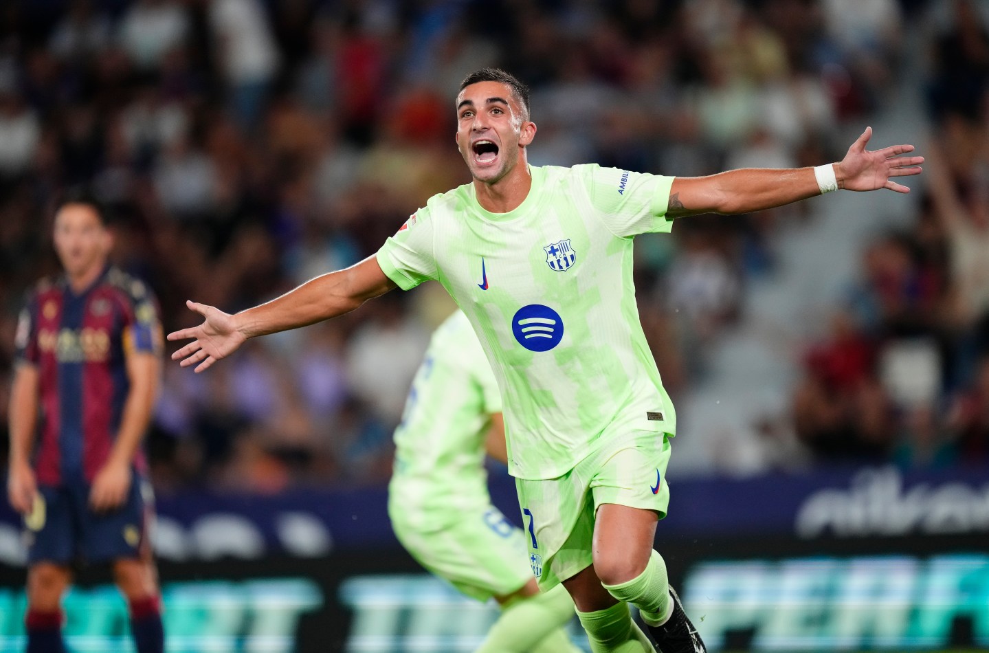 Ferran Torres ăn mừng bàn thắng