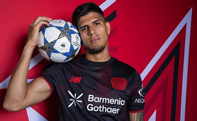 Piero Hincapie chuẩn bị chuyển tới Arsenal.